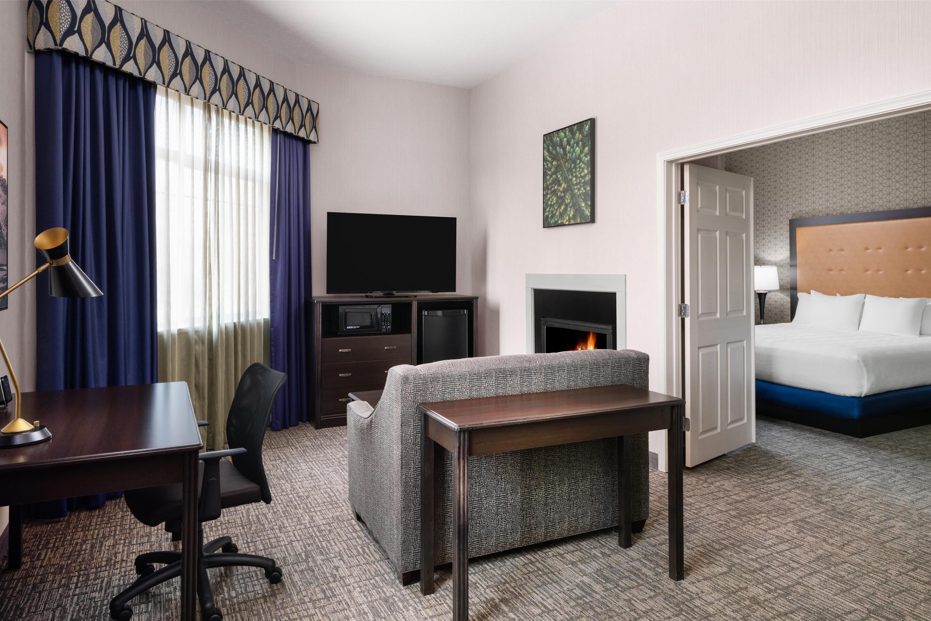 Suite, 1 King Bed, Non Smoking, Fireplace (with Single Sofabed) | Hypo-allergenic bedding available, pillowtop beds, in-room safe, desk