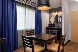 Suite, 2 Queen Beds, Non Smoking, Fireplace | Hypo-allergenic bedding available, pillowtop beds, in-room safe, desk - Best Western Plus Grant Creek Inn (Missoula)