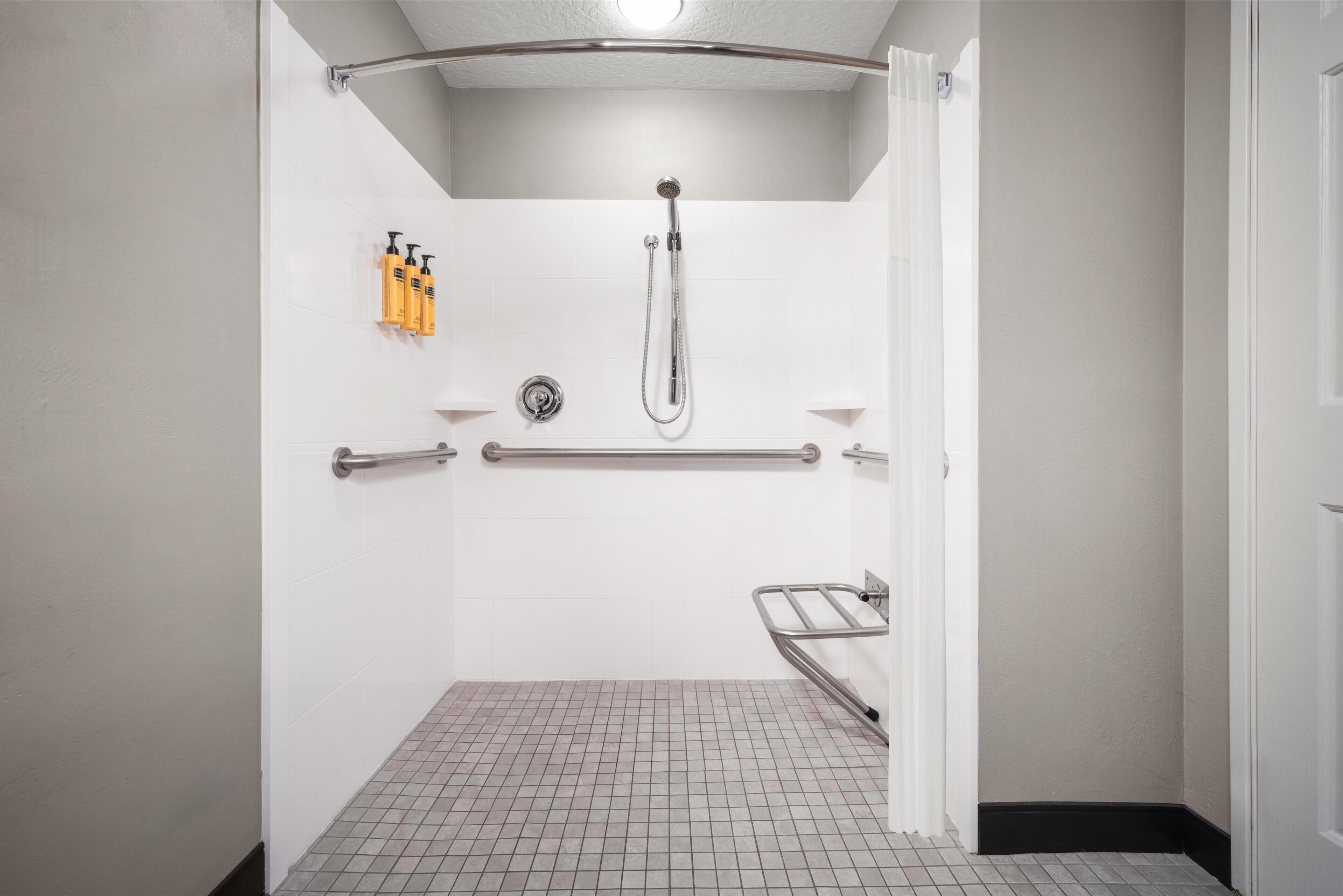 Standardzimmer, 2 Queen-Betten, barrierefrei, Nichtraucher (1st Floor) | Badezimmer | Duschwanne, kostenlose Toilettenartikel, Haartrockner, Handtücher