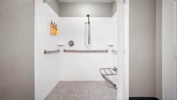 Standardzimmer, 2 Queen-Betten, barrierefrei, Nichtraucher (1st Floor) | Badezimmer | Duschwanne, kostenlose Toilettenartikel, Haartrockner, Handtücher