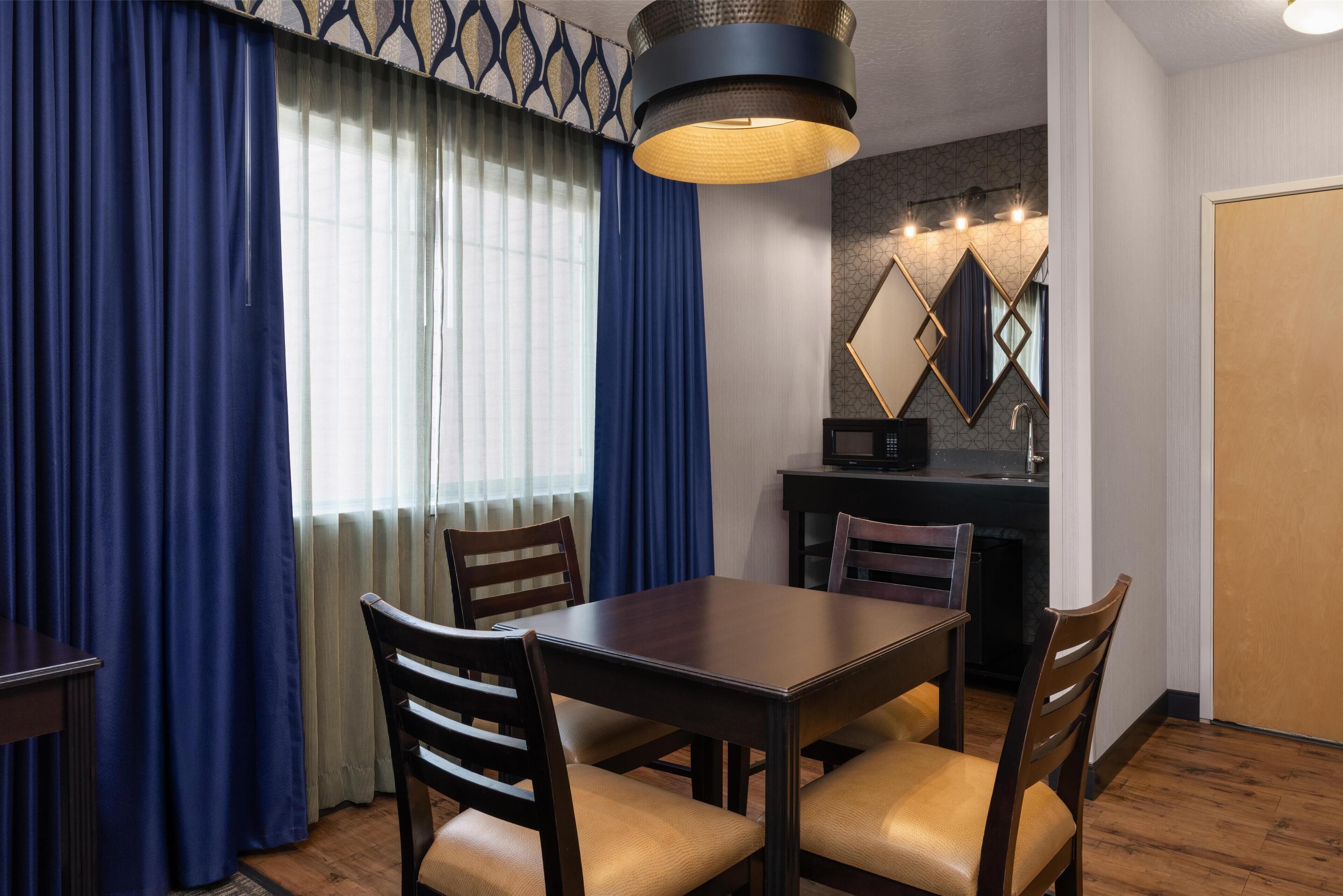 Suite, 1 King Bed, Non Smoking, Fireplace (with Single Sofabed) | Hypo-allergenic bedding available, pillowtop beds, in-room safe, desk