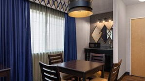 Suite, 1 King Bed, Non Smoking, Fireplace (with Single Sofabed) | Hypo-allergenic bedding available, pillowtop beds, in-room safe, desk - Best Western Plus Grant Creek Inn (Missoula)