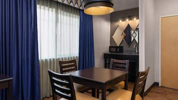 Suite, 1 King Bed, Non Smoking, Fireplace (with Single Sofabed) | Hypo-allergenic bedding available, pillowtop beds, in-room safe, desk