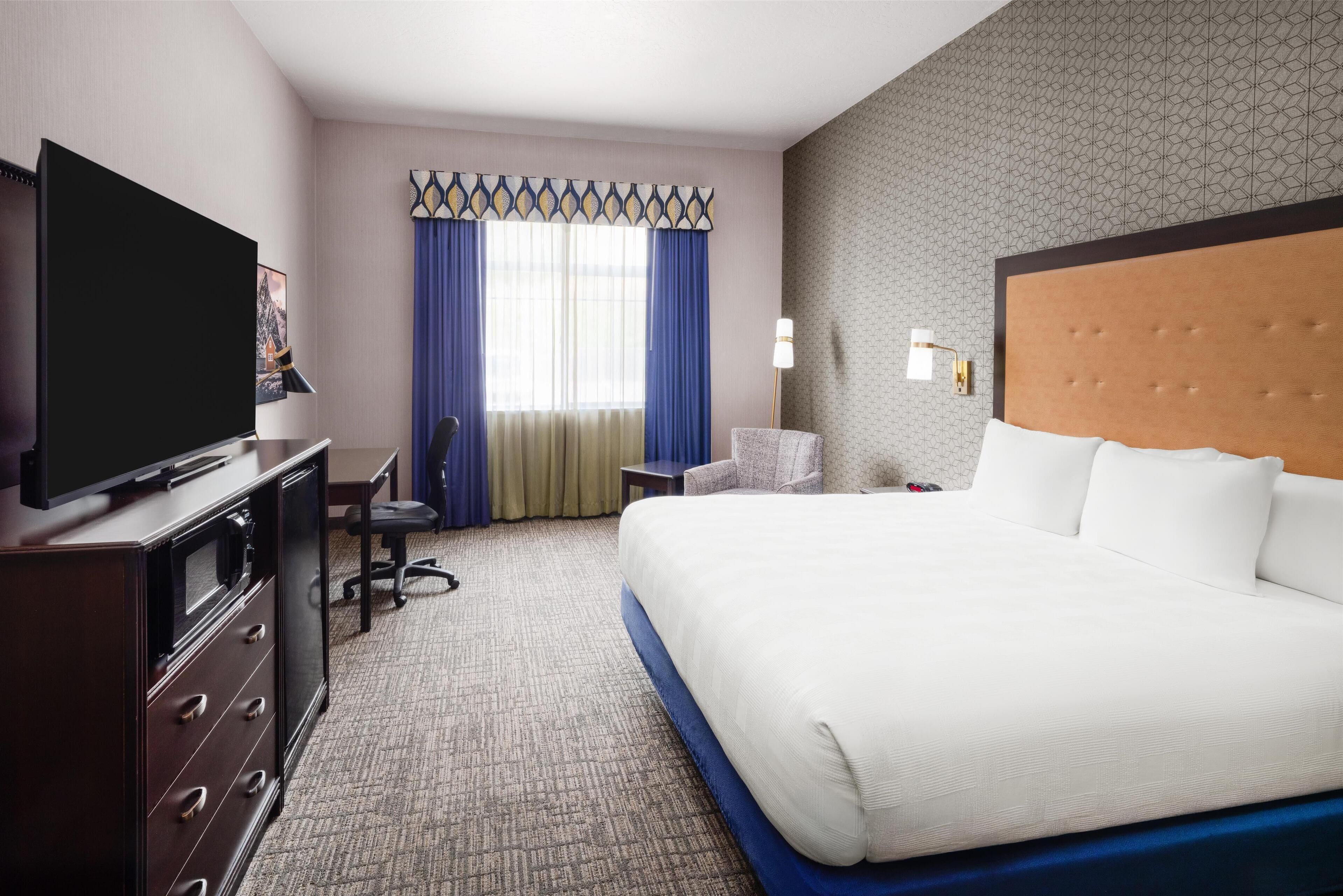 Standard Room, 1 King Bed, Non Smoking, Refrigerator & Microwave (1st Floor) | Hypo-allergenic bedding available, pillowtop beds, in-room safe, desk