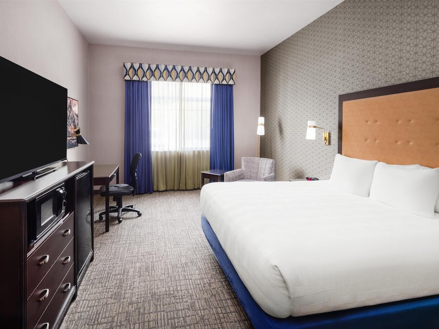 Standard Room, 1 King Bed, Non Smoking, Refrigerator & Microwave (1st Floor) | Hypo-allergenic bedding, pillow-top beds, in-room safe, desk