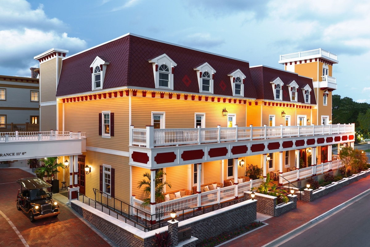 Best place to stay for st. augustine's nights of lights 7 St. Augustine, Florida is a fascinating historical city that takes on a special charm during the holiday season as its Nights of Lights celebration commences.