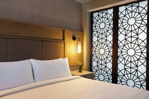 1 dormitorio, ropa de cama de alta calidad, escritorio y cortinas opacas