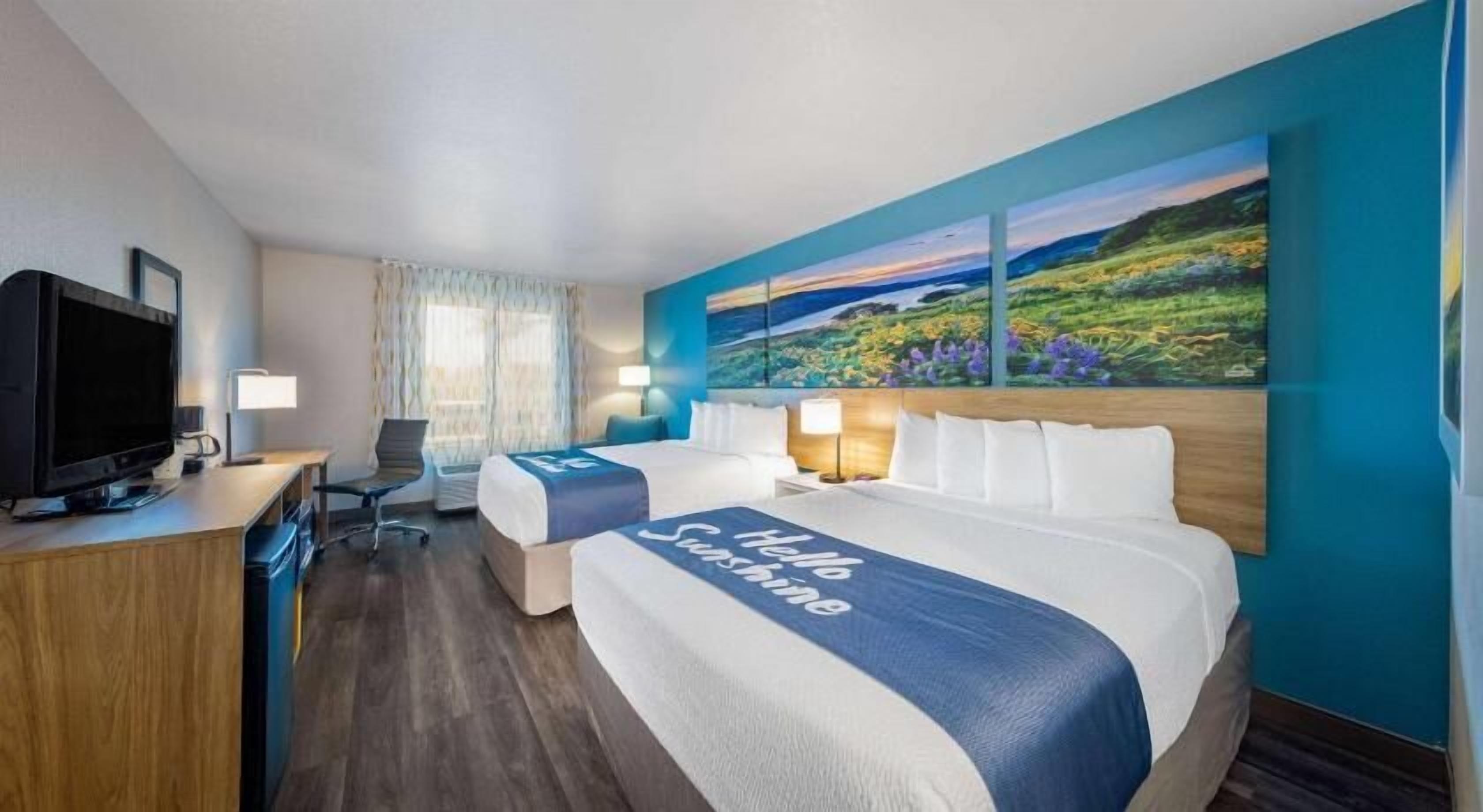 Skrivbord, strykjärn/strykbräda, barnsängar och extrasängar