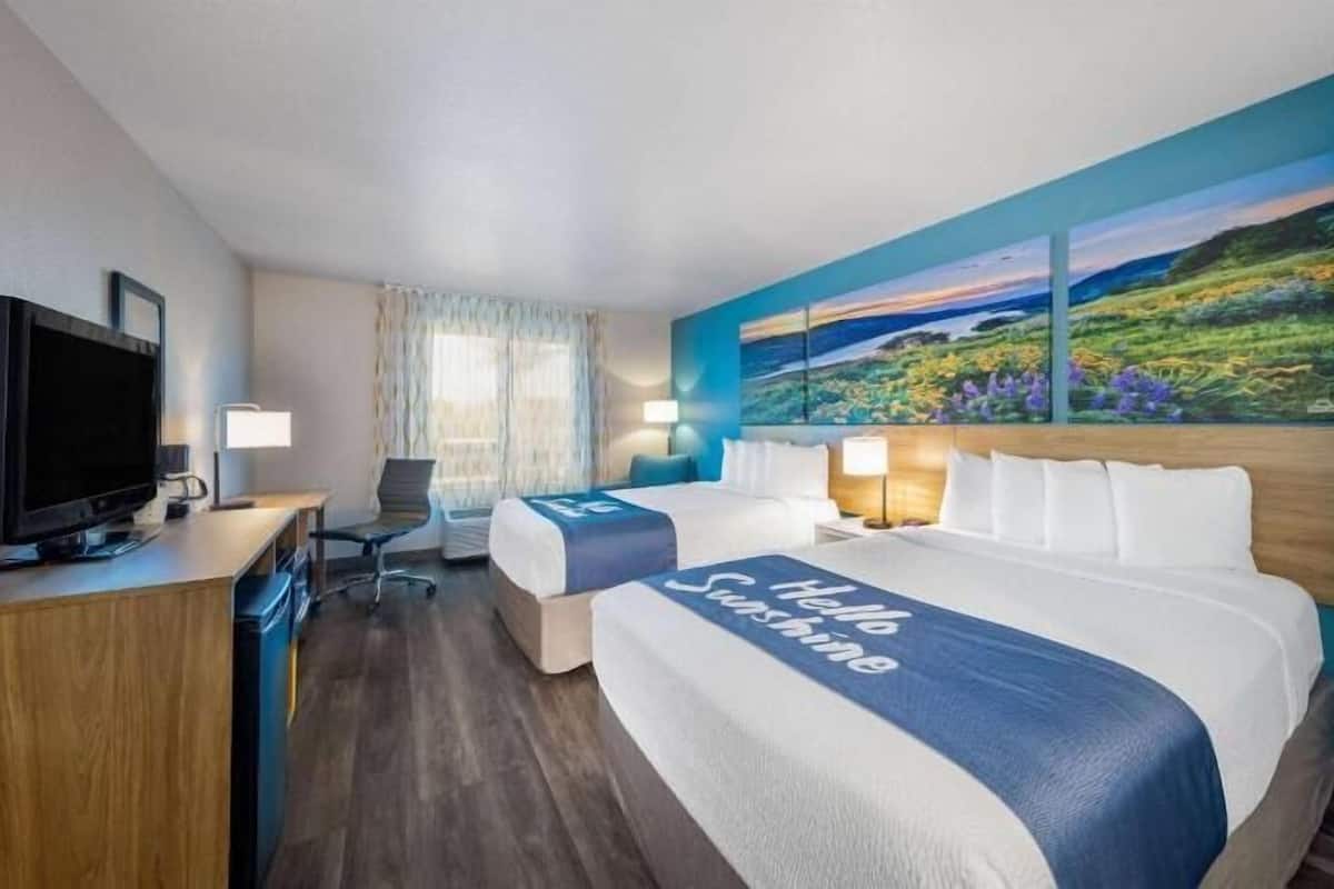 Bureau, fer et planche à repasser, lits bébé (en supplément)