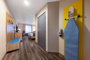 Huone, 1 suuri parisänky, esteetön, tupakointi kielletty (Mobility, Roll-in Shower) | Työpöytä, silitysrauta/-lauta, vauvansängyt, lisävuoteet
