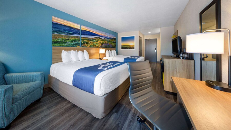 Days Inn by Wyndham Lathrop