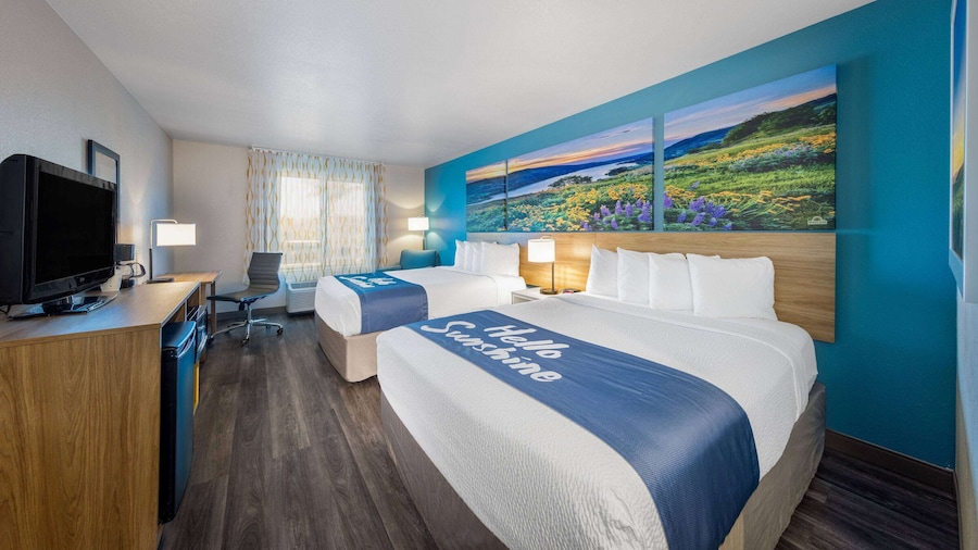 Days Inn by Wyndham Lathrop