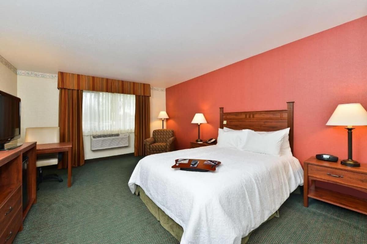 Premium bedding, in-room safe, desk, iron/ironing board