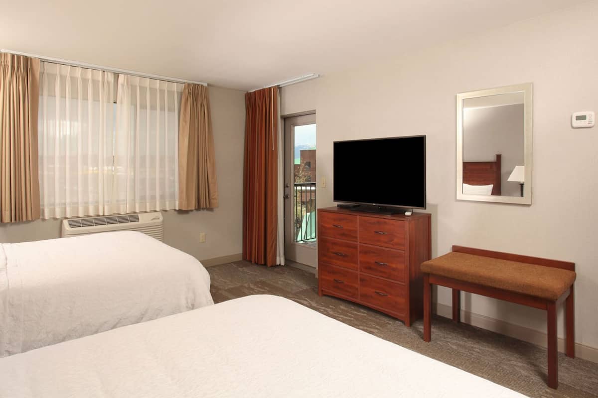 Premium bedding, in-room safe, desk, iron/ironing board