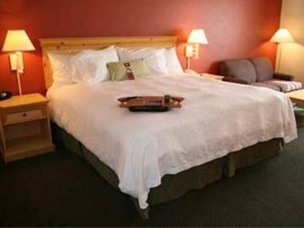 Premium bedding, in-room safe, desk, iron/ironing board