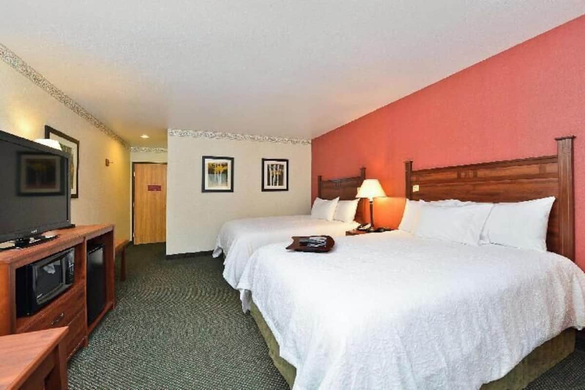 Premium bedding, in-room safe, desk, iron/ironing board