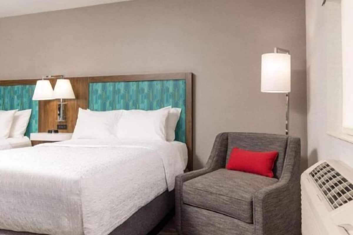 Premium bedding, in-room safe, desk, iron/ironing board