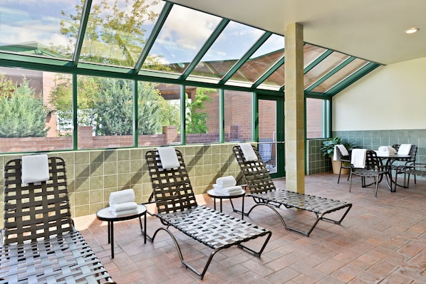 Indoor pool, sun loungers
