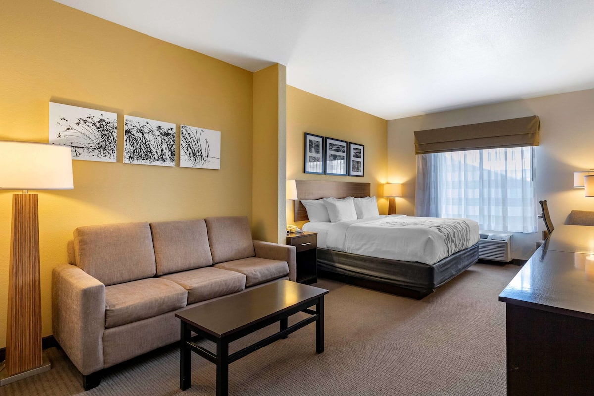 Suite, 1 Katil Raja (King) dengan Katil Sofa, Non Smoking | Peralatan tempat tidur premium, tilam berlapik, peti besi dalam bilik