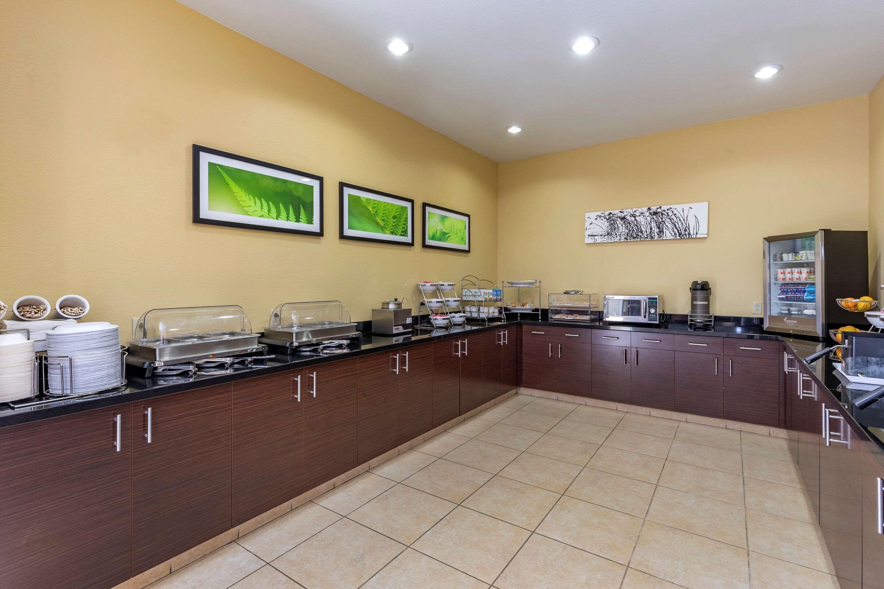 free buffet breakfast