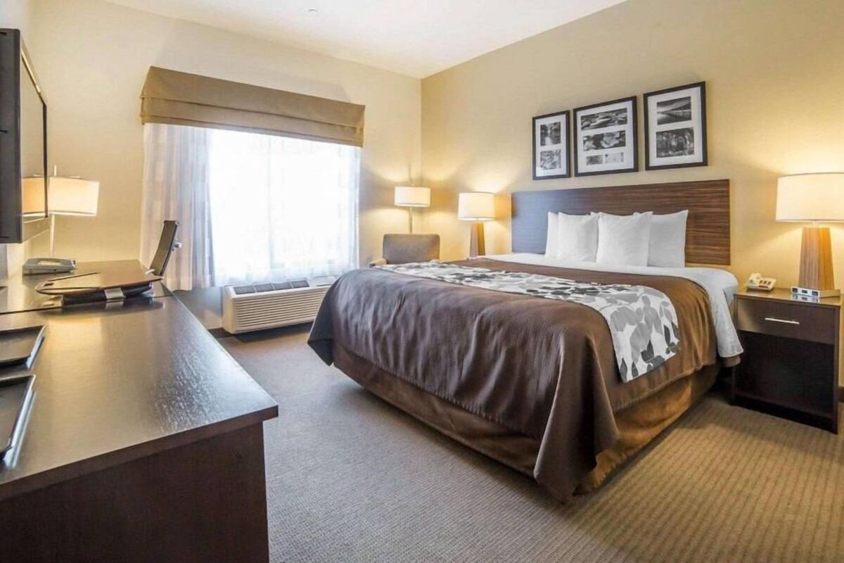 Premium bedding, pillowtop beds, in-room safe, desk