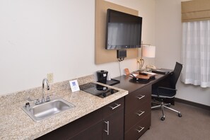Room, 1 King Bed, Non Smoking (Efficiency) | Private kitchenette