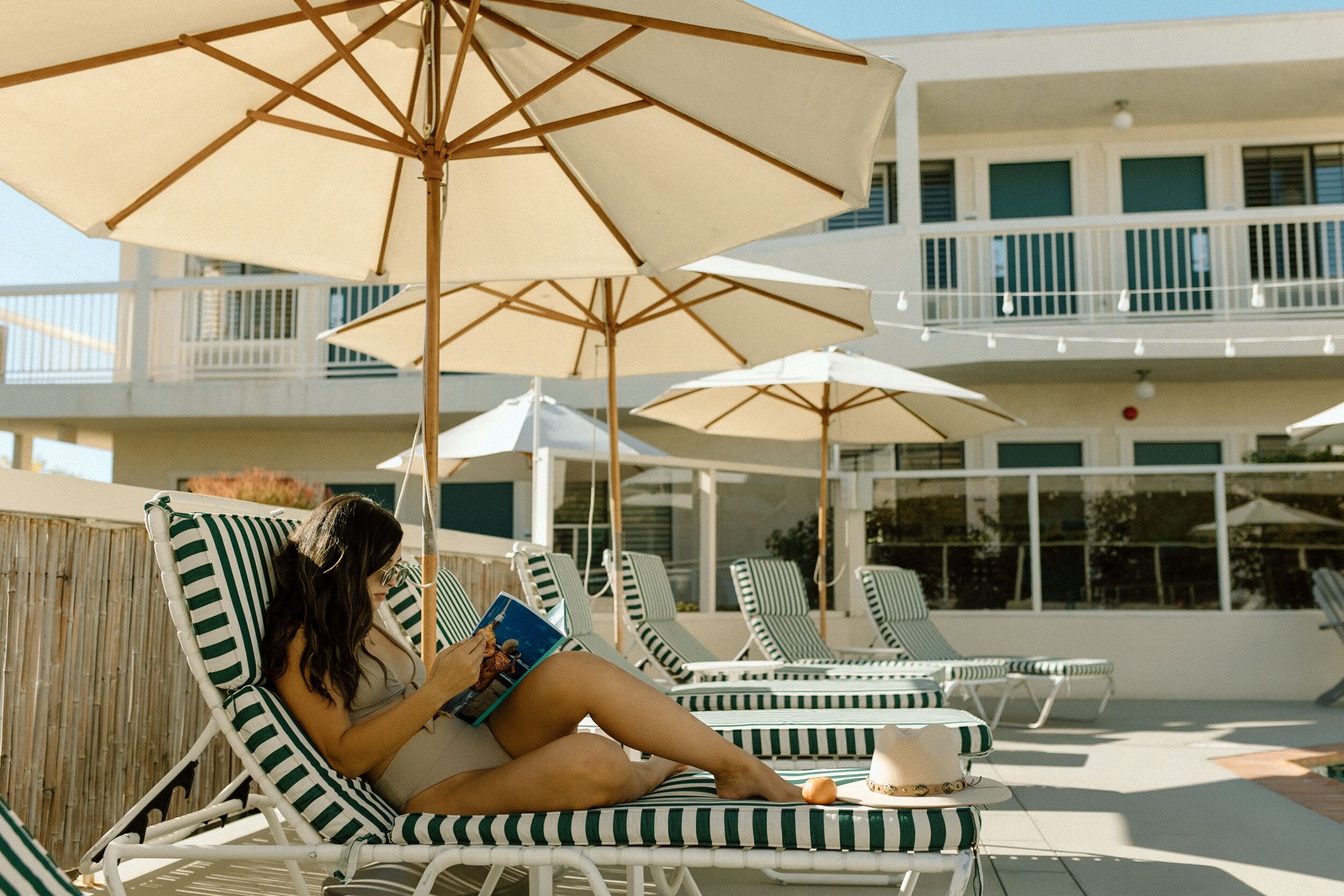 สระว่ายน้ำกลางแจ้ง, ร่มริมสระว่ายน้ำ, เก้าอี้อาบแดดริมสระ