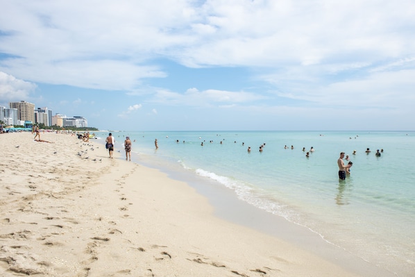 Ubicación cercana a la playa y toallas de playa