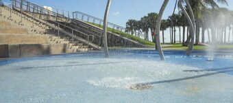 Greenview Hotel by Lowkl