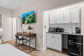 Habitación Deluxe, 2 camas Queen size, cocineta | Cocineta privada | Frigobar, microondas, cafetera y tetera y tostadora 