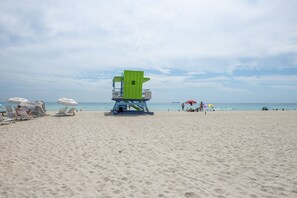 Plage à proximité, chaises longues, parasols, serviettes de plage