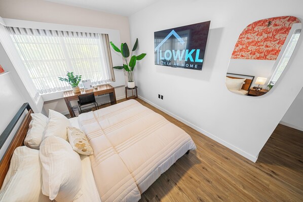 Habitación superior, 1 cama King size, cocineta | Ropa de cama de alta calidad y edredón 