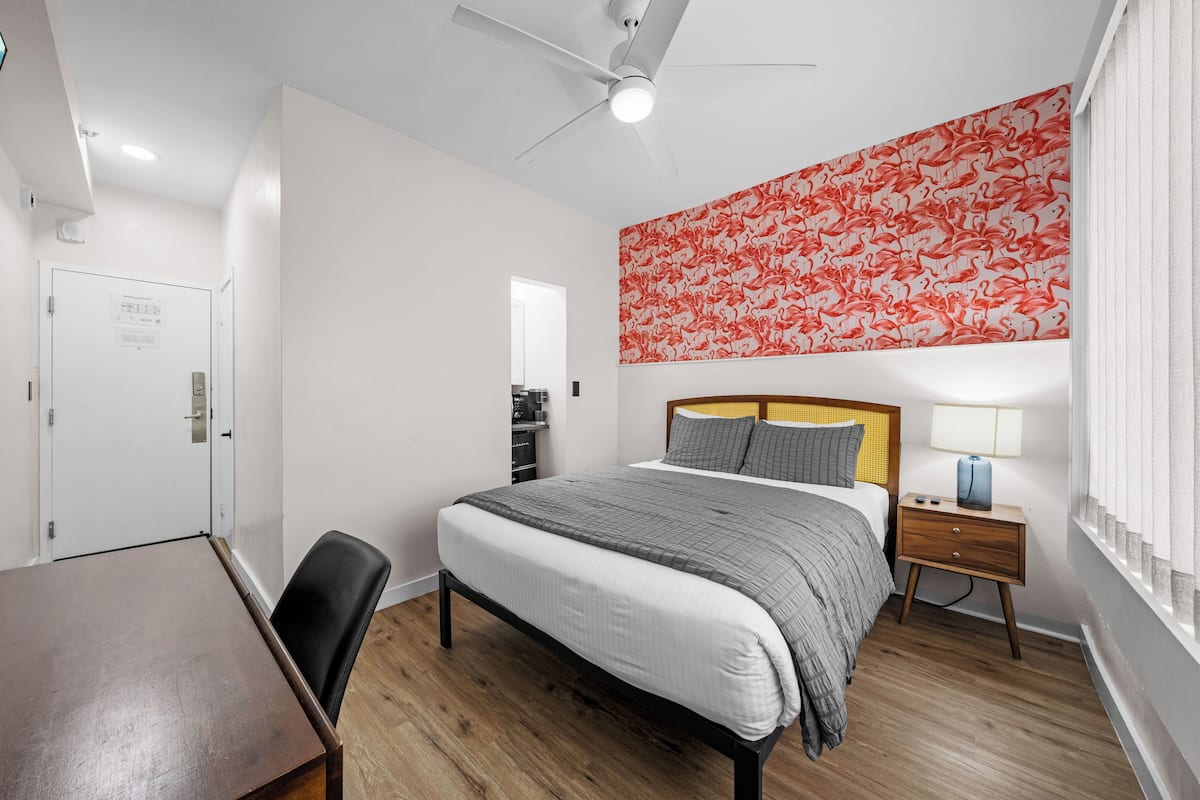 1 kamar tidur, seprai premium, selimut bulu angsa, dan brankas