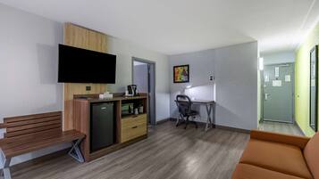 Suite, 2 Queen-Betten, Nichtraucher, Kühlschrank und Mikrowelle | Schreibtisch, laptopgeeigneter Arbeitsplatz, Verdunkelungsvorhänge