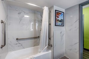 Habitación estándar, 1 cama King size, con acceso para personas discapacitadas, tina | Baño | Tina con regadera, amenidades de baño gratuitas, secadora de cabello 