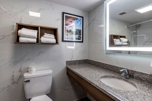 Habitación estándar, 1 cama Queen size, para no fumadores, refrigerador y microondas | Baño | Tina con regadera, amenidades de baño gratuitas, secadora de cabello