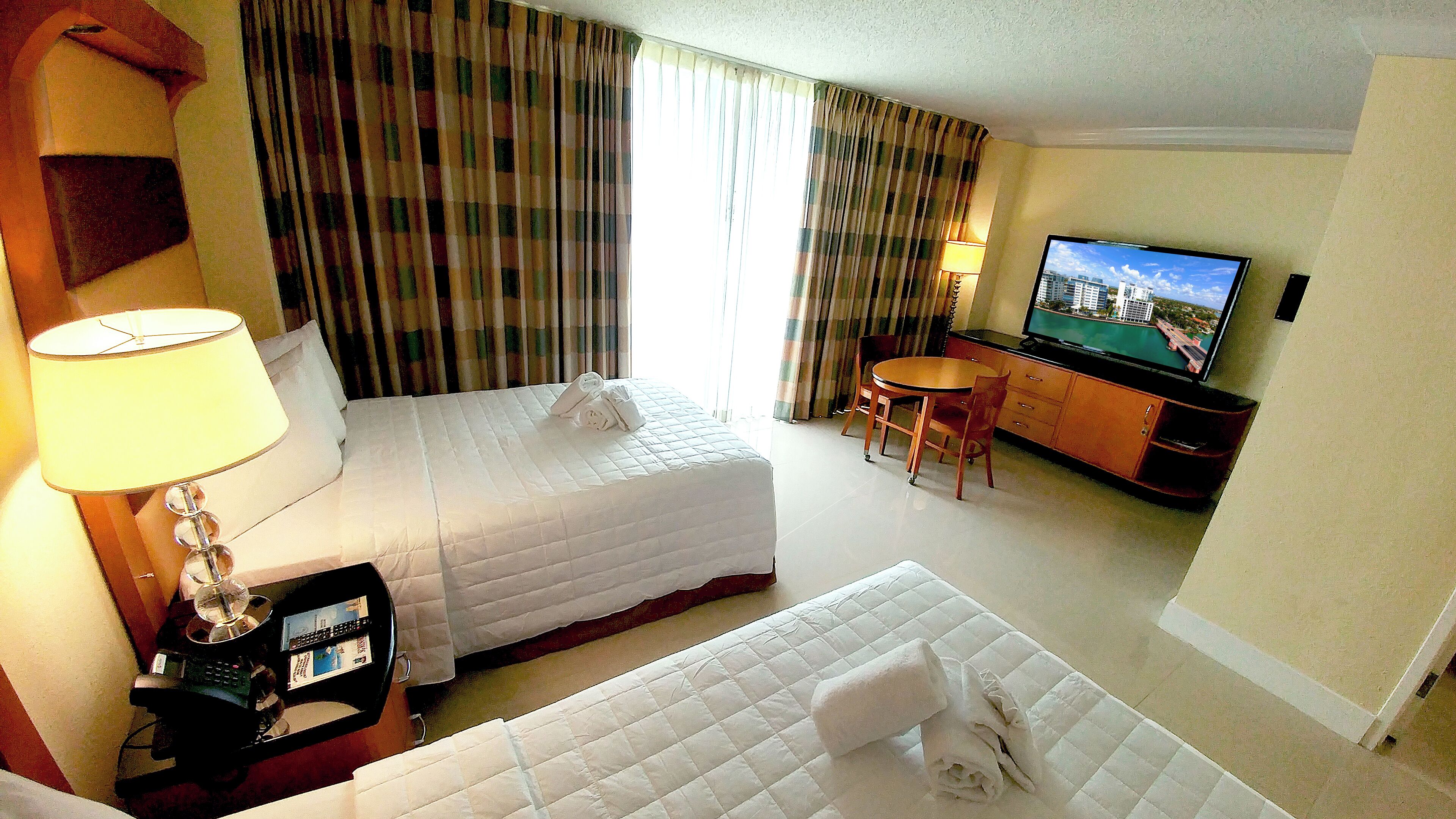 City Room, 2 Double Beds, Partial Sea View | 高級寢具、房內夾萬、書桌、遮光窗簾/窗簾