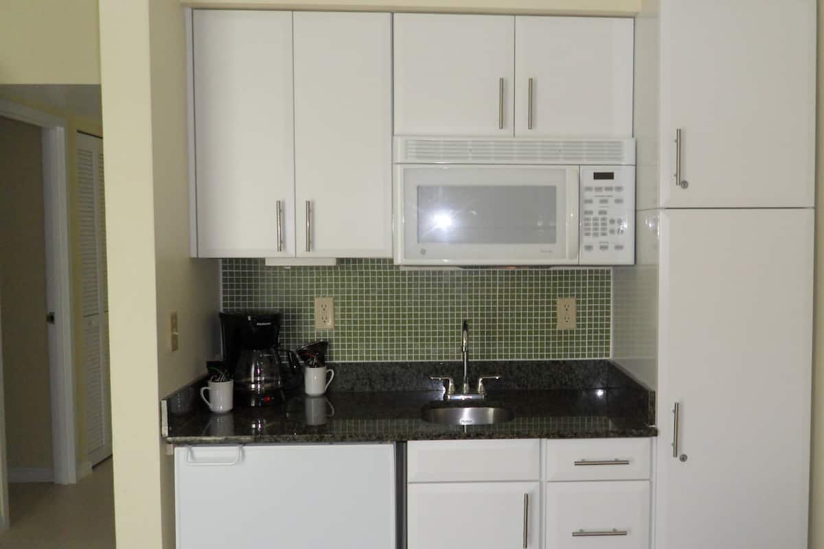 Jääkaappi, mikroaaltouuni, kahvin-/teenkeitin