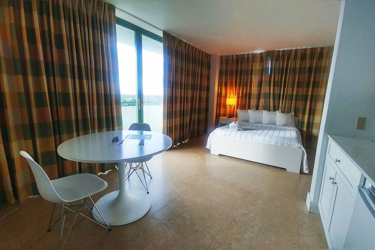 Chambre Standard, 1 grand lit et 1 canapé-lit, vue sur la baie | Literie de qualité, coffre-fort, bureau, rideaux d’obscurcissement