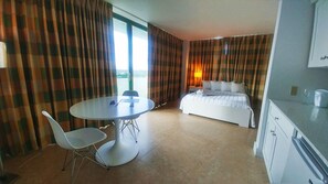 Habitación estándar, 1 cama de matrimonio con sofá cama, vistas a la bahía | Ropa de cama de alta calidad, caja fuerte, escritorio y cortinas opacas