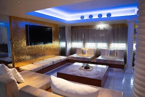 Egyptian cotton sheets, premium bedding, in-room safe, desk