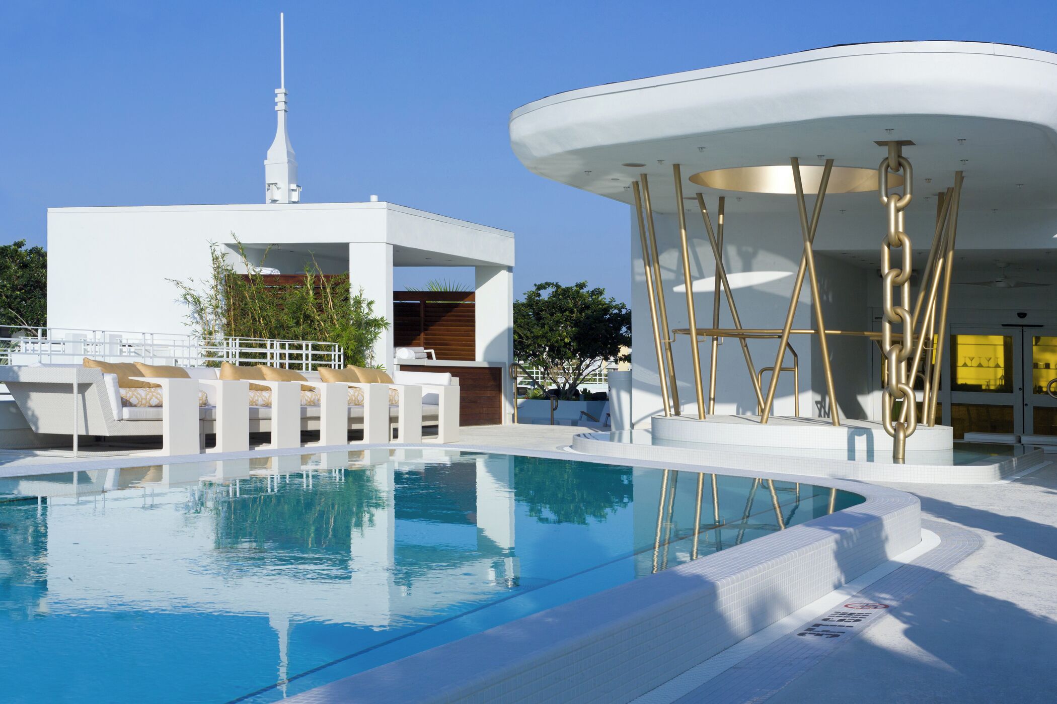 室外游泳池，開放時間為 09:00 至 17:30，提供泳池遮陽傘和日光浴躺椅