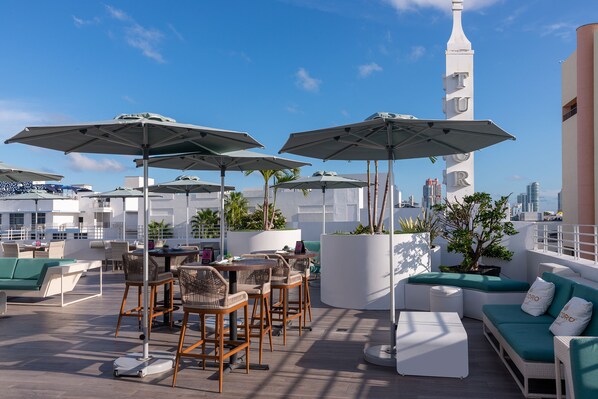 Bar auf der Dachterrasse, Blick auf das Meer, täglich geöffnet