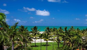 Beach nearby, white sand, sun-loungers, beach towels