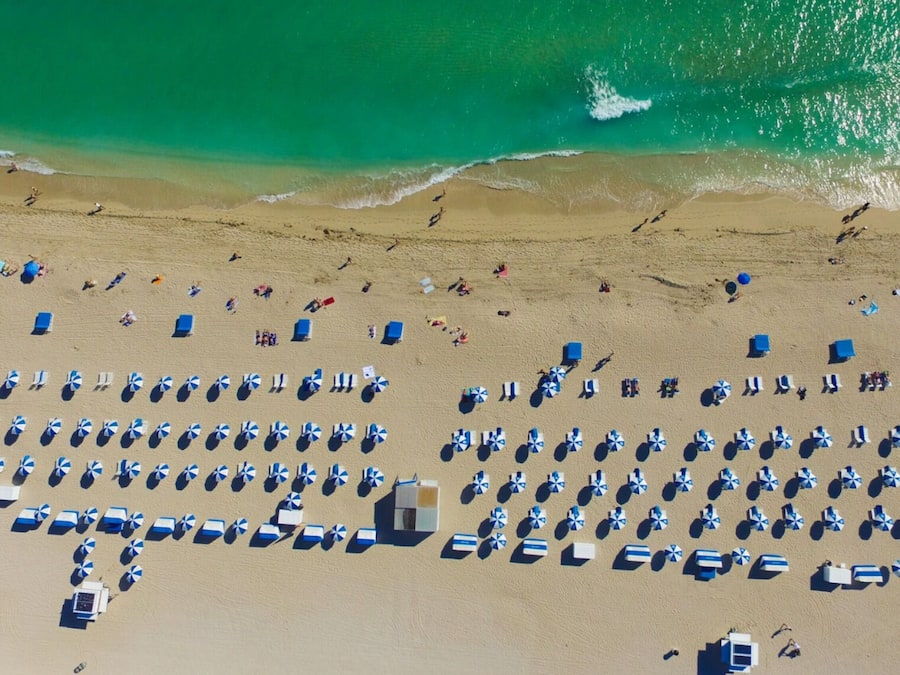 Una spiaggia nelle vicinanze, sabbia bianca, lettini da mare