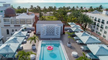 Außenpool, geöffnet von 09:00 Uhr bis 17:30 Uhr, Sonnenschirme