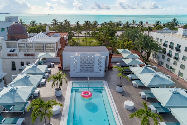 Kolam renang terbuka, dibuka dari pukul 9:00 hingga 17:30, payung kolam