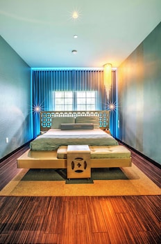 Egyptian cotton sheets, premium bedding, in-room safe, desk at Dream South Beach, by Hyatt