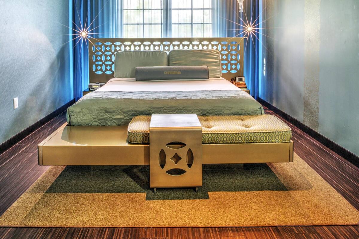 Egyptian cotton sheets, premium bedding, in-room safe, desk