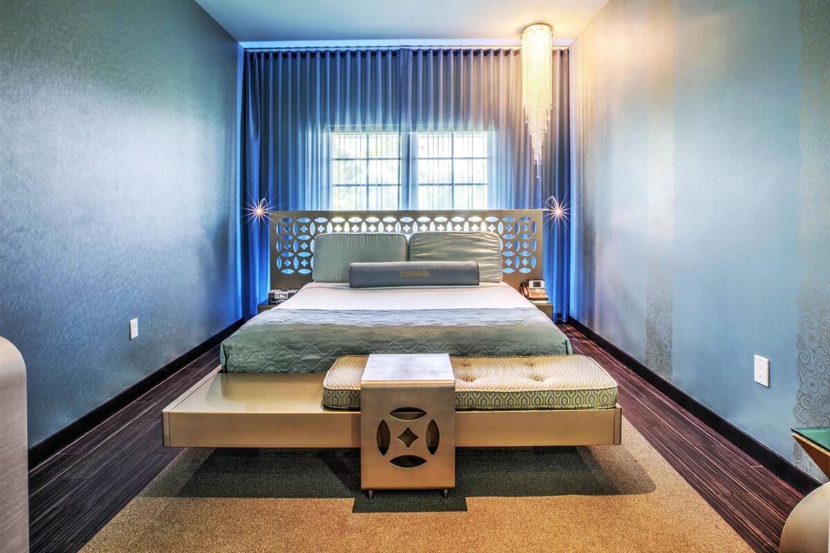 Egyptian cotton sheets, premium bedding, in-room safe, desk